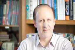 سیاسی باشیم اما سیاست‌زده نباشیم
