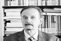 فیزیک‌دانی که تاجی از ذرات بر سر داشت
