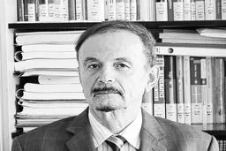 فیزیک‌دانی که تاجی از ذرات بر سر داشت
