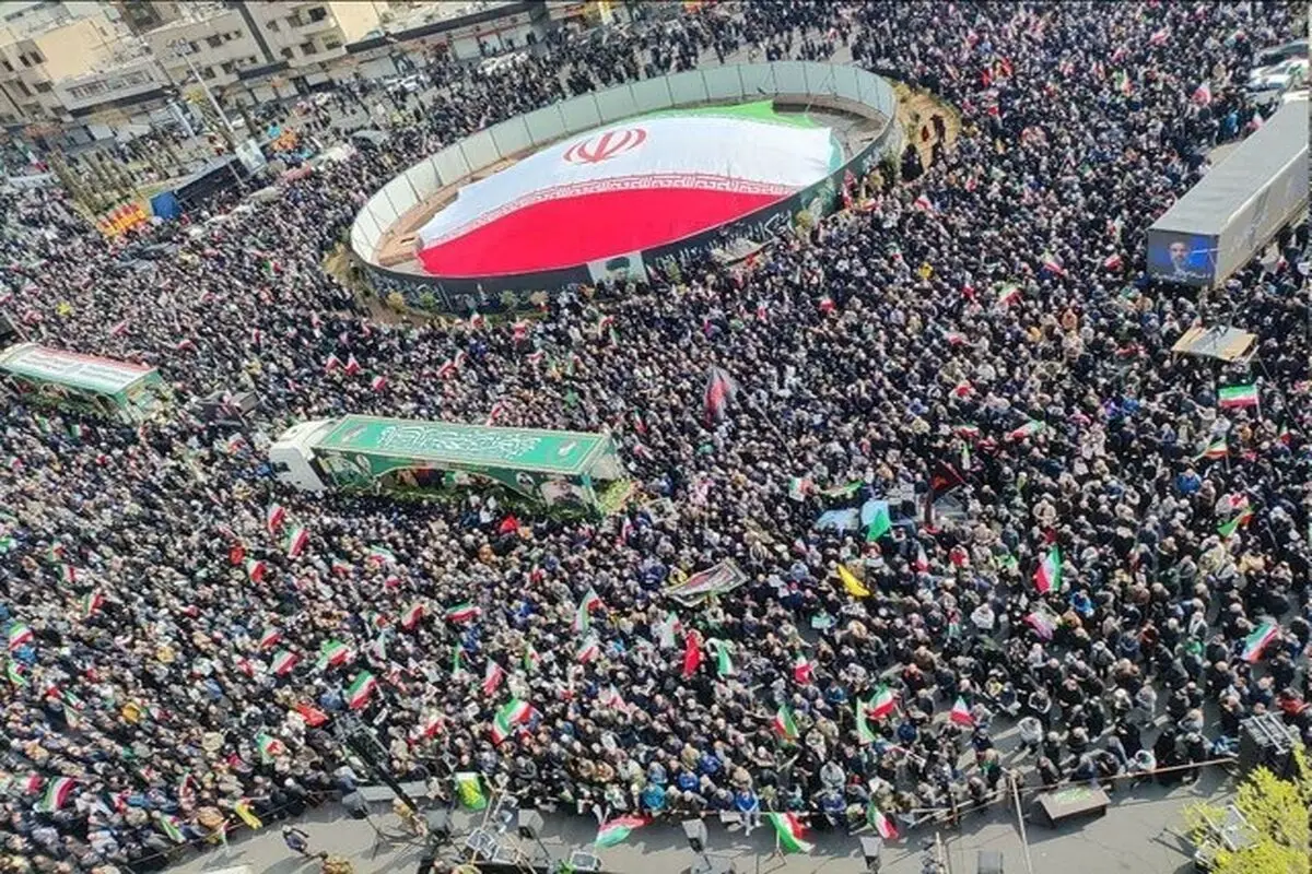وداع باشکوه با سرداران شهید در میدان انقلاب