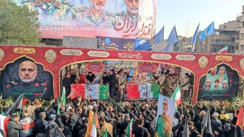 کدام مقامات کشوری و چهره‌های سیاسی در مراسم تشییع شهدای حمله اسرائیل به ایران حاضر بودند؟ + عکس و ویدئو
