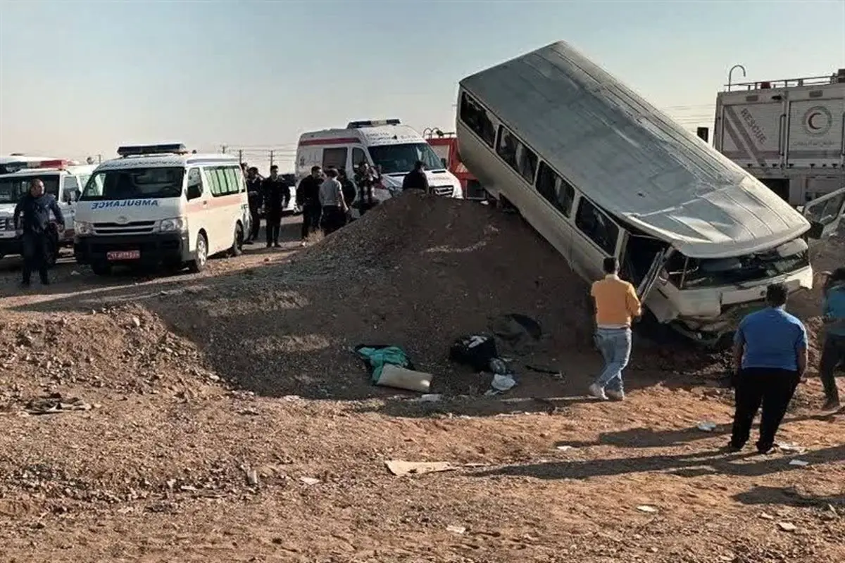 انحراف مینی‌بوس دانش‌آموزان در محور ایوانکی/ 12 نفر راهی بیمارستان شدند


