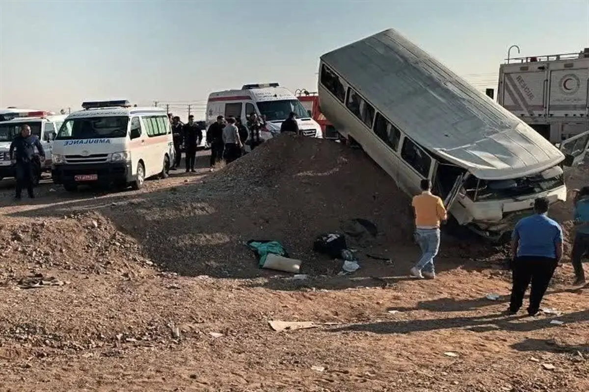 انحراف مینی‌بوس دانش‌آموزان در محور ایوانکی/ 12 نفر راهی بیمارستان شدند

