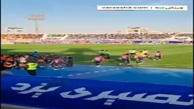 ادای احترام بازیکنان چادرملو و آلومنیوم به صابر کاظمی + ویدیو