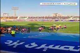 ادای احترام بازیکنان چادرملو و آلومنیوم به صابر کاظمی + ویدیو