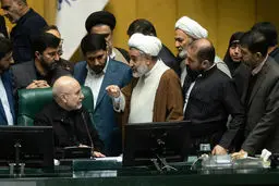 لحظه‌ای که قالیباف طرح سوال از رئیس‌جمهور را از ذوالنور نگرفت + عکس