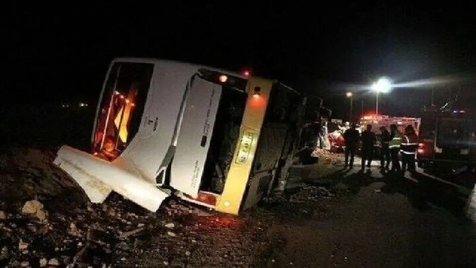 تعداد مصدومان تصادف اتوبوس در سیرجان به ۲۸ نفر رسید 
