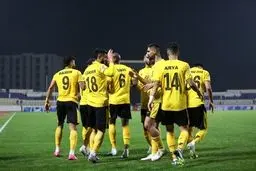 سپاهان با برد پرگل مقابل آلمالیق صدرنشین شد

