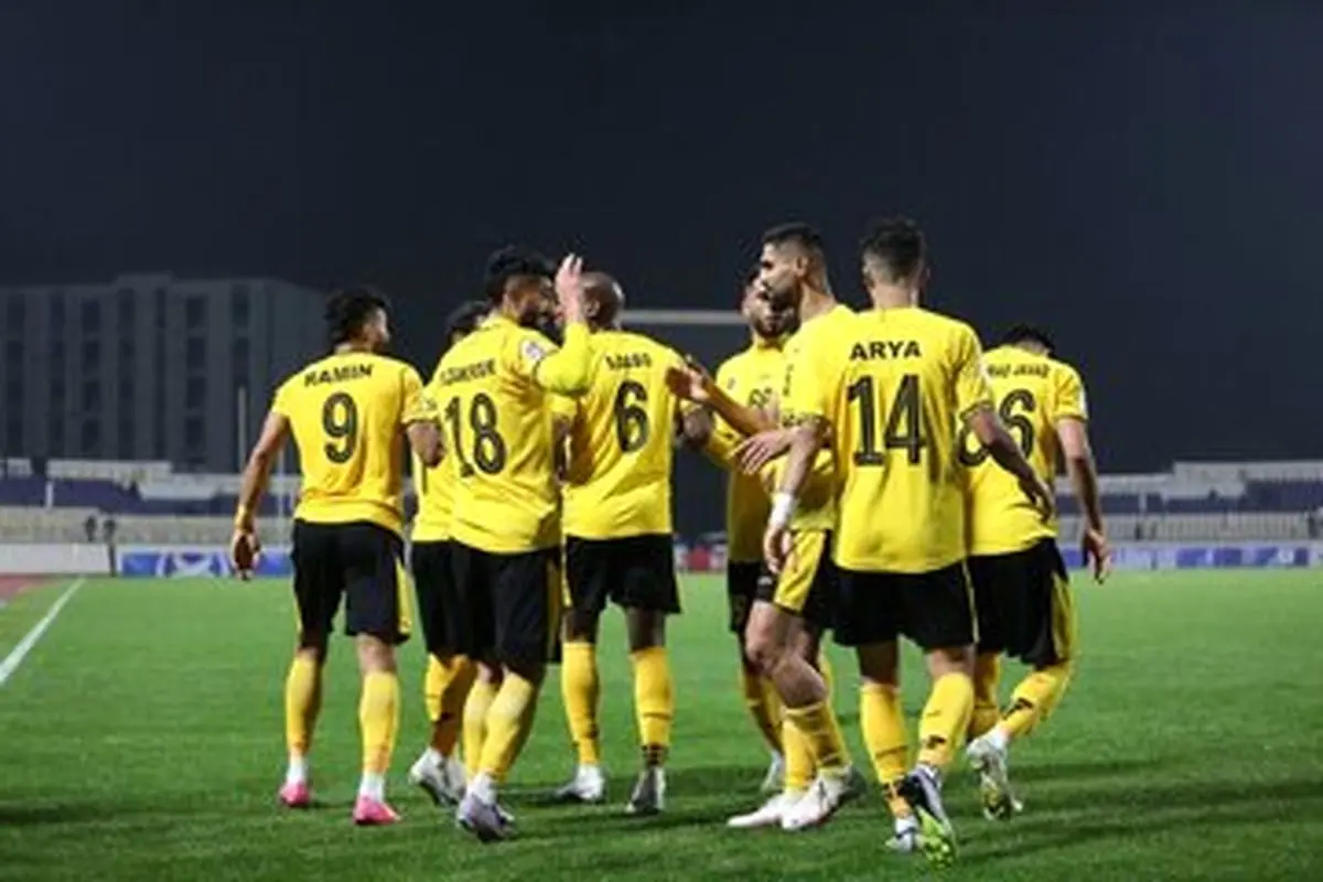 سپاهان با برد پرگل مقابل آلمالیق صدرنشین شد

