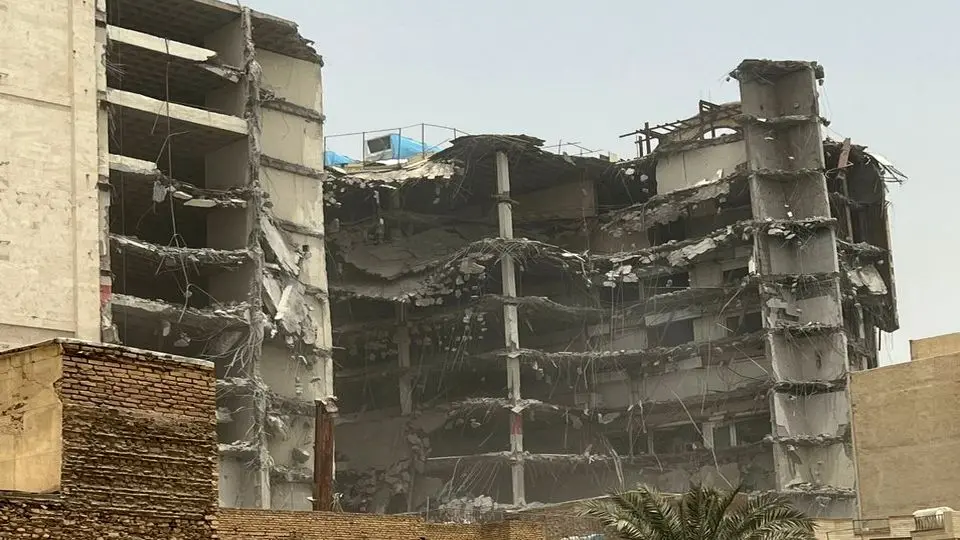 انهیار مبنى من 10 طوابق في مدینة آبادان 