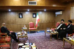 عکسی که ایسنا از مسعود پزشکیان و سیدحسن خمینی در حرم امام خمینی منتشر کرد