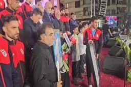 اهدای پیراهن شماره ۱۲ تیم ملی به خانواده شهید محمدزاده+ ویدئو
