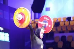۳ مدال خوش‌رنگ طلا بر گردن دختر وزنه‌بردار ایران