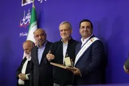 محسن مصطفی پور، مدیرعامل فولاد غدیر نی‌ریز، جایزه واحد نمونه تولیدی کشور را از رئیس‌جمهور دریافت کرد