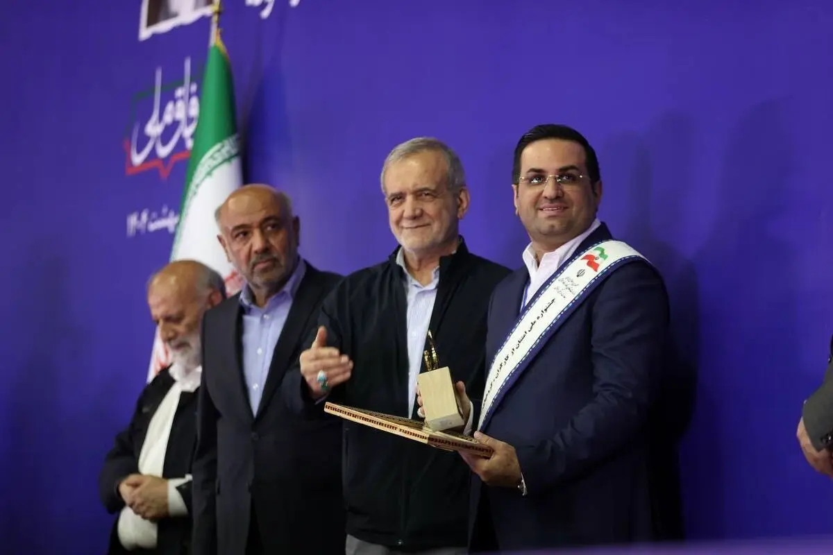 محسن مصطفی پور، مدیرعامل فولاد غدیر نی‌ریز، جایزه واحد نمونه تولیدی کشور را از رئیس‌جمهور دریافت کرد