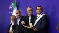 محسن مصطفی پور، مدیرعامل فولاد غدیر نی‌ریز، جایزه واحد نمونه تولیدی کشور را از رئیس‌جمهور دریافت کرد