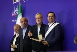 محسن مصطفی پور، مدیرعامل فولاد غدیر نی‌ریز، جایزه واحد نمونه تولیدی کشور را از رئیس‌جمهور دریافت کرد