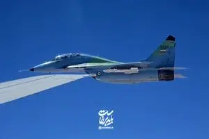 همراهی جنگنده‌های ارتش با هواپیمای حامل پیکر رهبر شهید لحظاتی قبل از ورود به فرودگاه شهید هاشمی‌نژاد مشهد + ویدئو