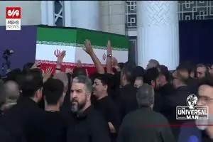 پیکر رهبر شهید برای تشییع از مصلی خارج شد 