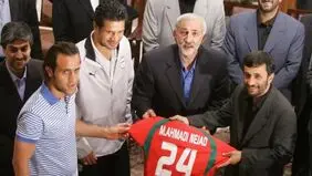 خداداد عزیزی: علی دایی با دستور احمدی نژاد سرمربی شد+ ویدئو