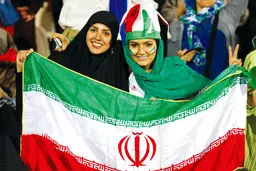 یک استادیوم و دو هوا