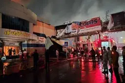 آتش‌سوزی گسترده در یک مجتمع تجاری درگهان مهار شد