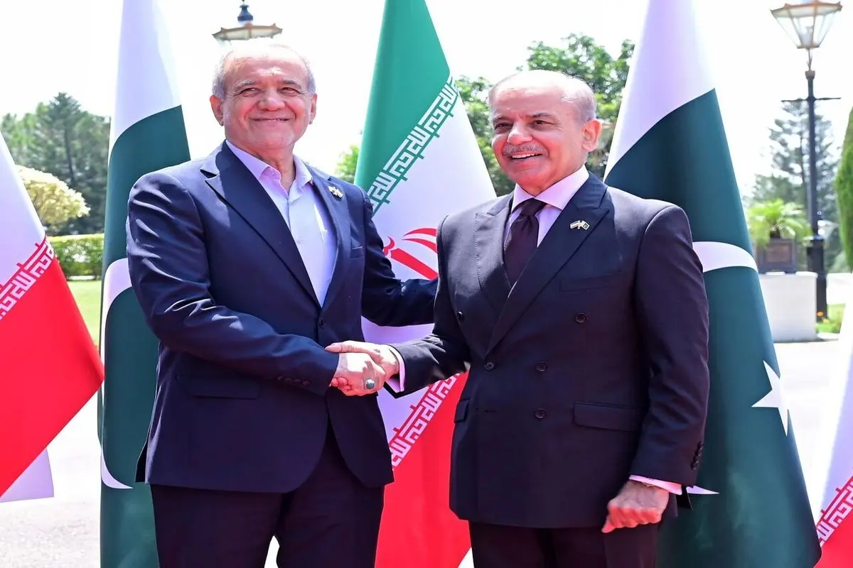 پزشکیان وارد اسلام آباد شد / استقبال زرداری و شهباز شریف از رئیس جمهور ایران  