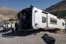 ۲ فوتی و ۲۹ مصدوم درپی واژگونی اتوبوس گردشگری در اتوبان کرج - قزوین