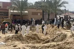 کشف 80 جسد در 3 گور دسته جمعی در بیمارستان شفا در غزه