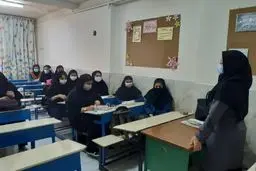 توزیع بسته‌های بهداشتی دوران بلوغ بین دختران

