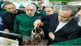 پذیرایی عراقچی از زوار در چایخانه حرم مطهر امام رضا (ع) + عکس
