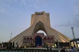 سازه احداثی در برج آزادی باید جمع‌آوری  شود + عکس 