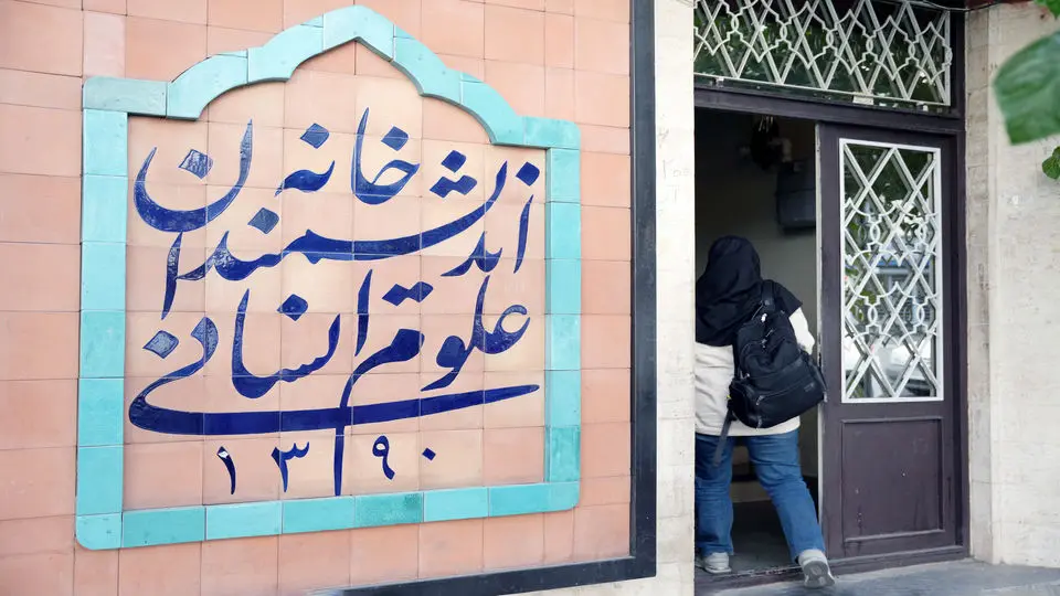 اقراریان: خانه اندیشمندان زنده است