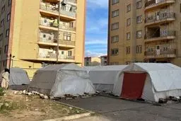 چادر نشینی در خوی ادامه دارد/ زلزله زدگان توان اجاره خانه ندارند