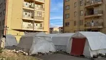 چادر نشینی در خوی ادامه دارد/ زلزله زدگان توان اجاره خانه ندارند