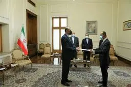 سفیر الکویت الجدید لدى طهران یقدم نسخة من اوراق اعتماده لوزیر الخارجیة الایراني
